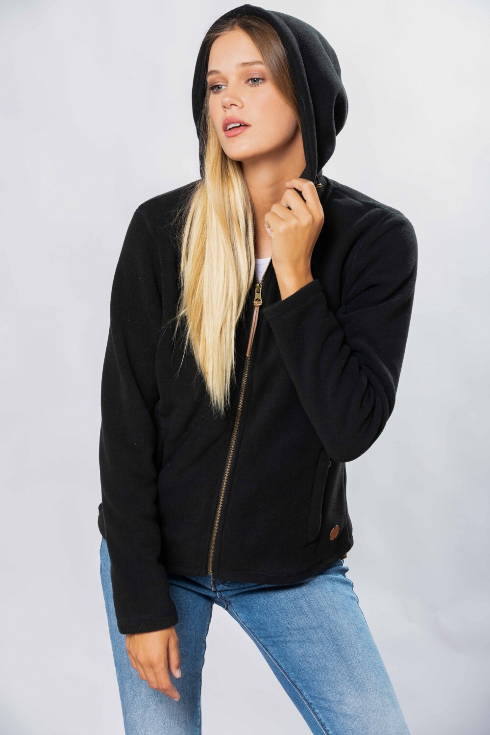 CAMPERA POLAR CON CAPUCHA Negro