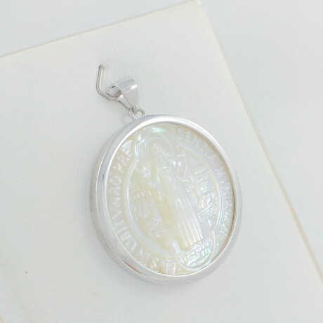 Medalla religiosa de plata 925, San Benito en nácar, diámetro 33mm. Medalla religiosa de plata 925, San Benito en nácar, diámetro 33mm.