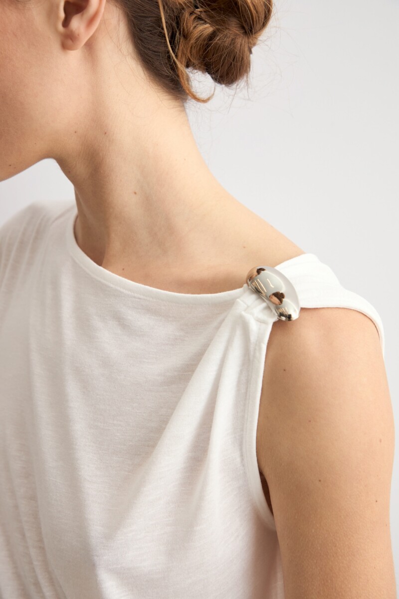 Blusa detalle metálico crudo