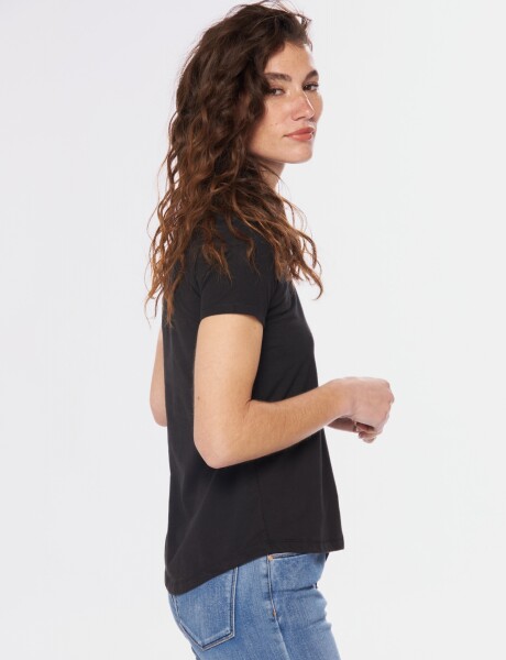 REMERA CON BOLSILLO Negro