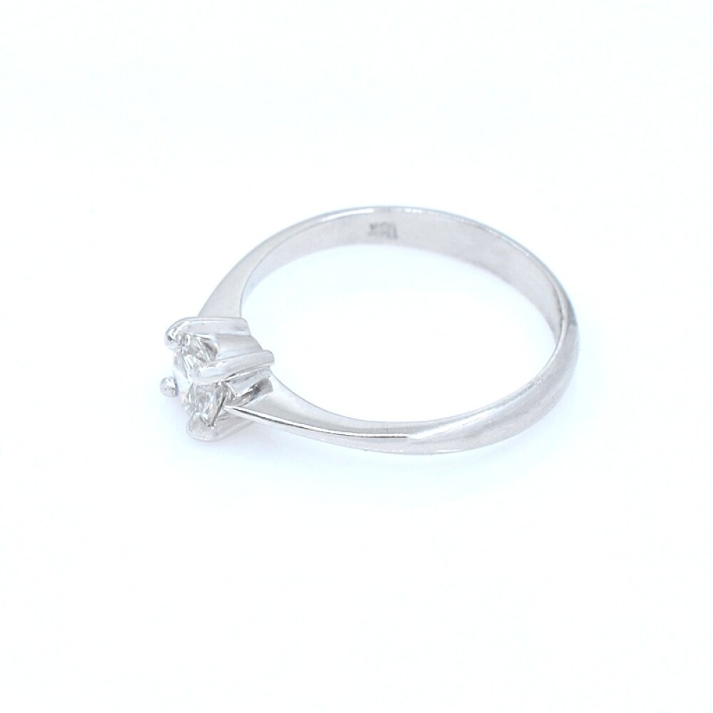 Anillo en oro 18k blanco y brillante. Anillo en oro 18k blanco y brillante.