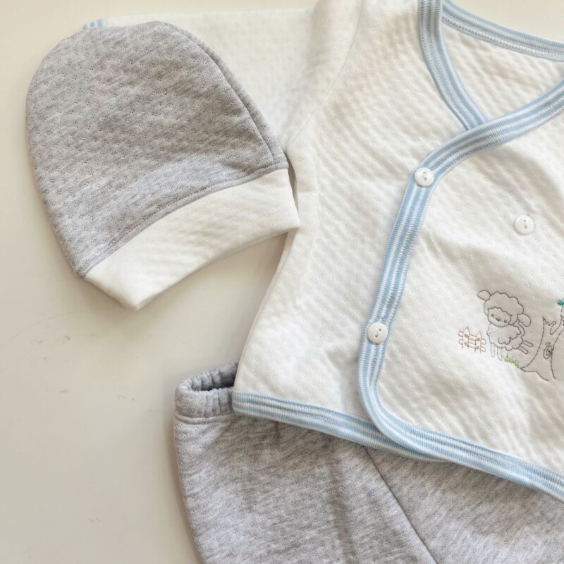 Bata- Pantalón y Gorrito N/a