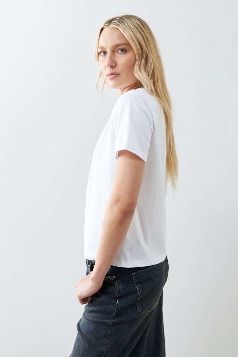 Remera con bordado paisley blanco