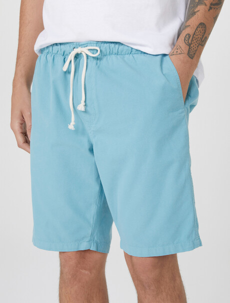 BERMUDA MASCULINA CON BOLSILLO CELESTE