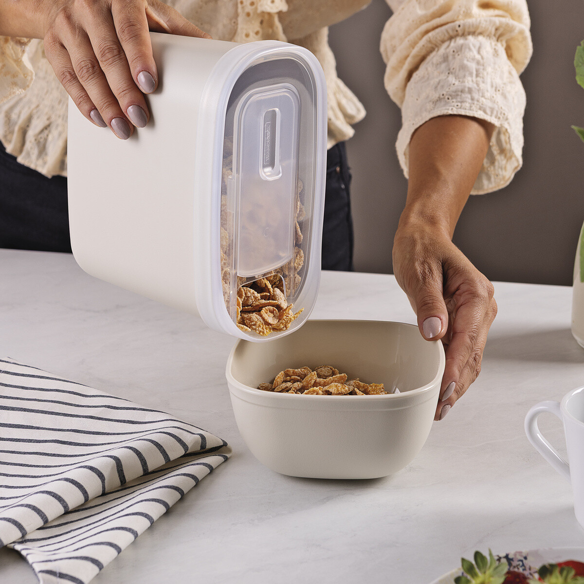 Yerbera hermética en Plástico Resistente Tramontina Multiuso 1.5L - Arena 