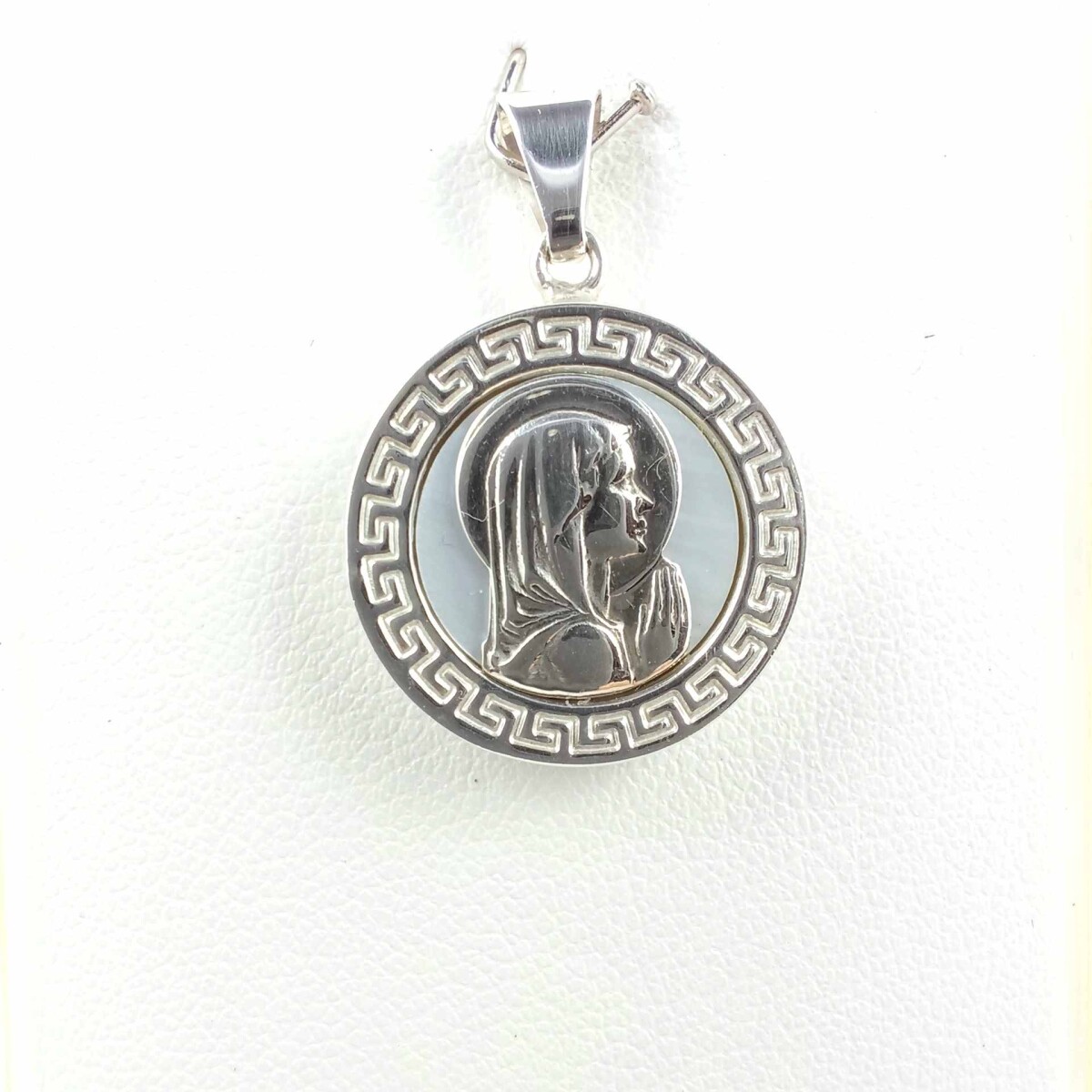 Medalla de plata 925 con nácar. Virgen niña. 