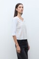 Remera escote V con broderie blanco