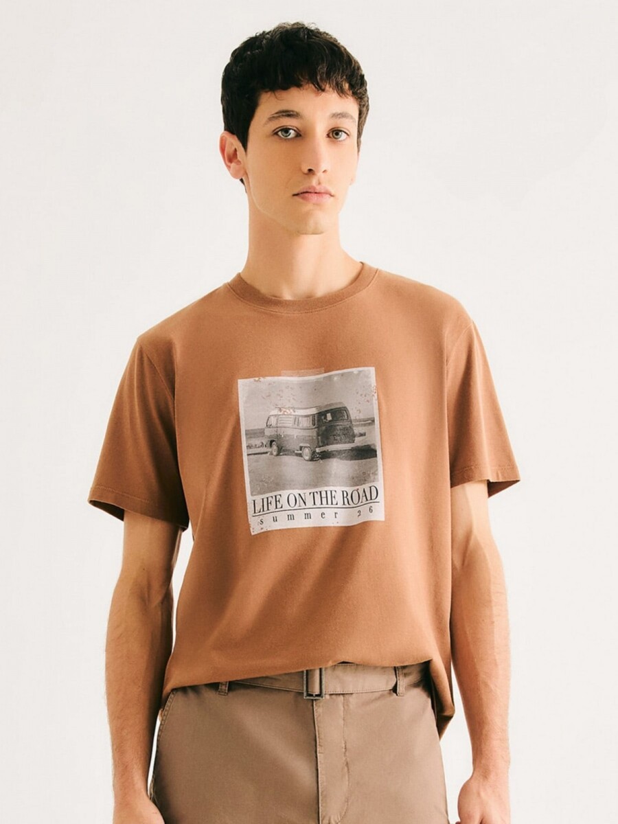 CAMISETA MANGA CORTA CON ESTAMPA - MARRÓN 