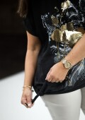 Blusa con nudo estampada con dorado Negro