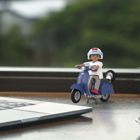 Motociclista con Vespa 1969 Playmobil 16 Piezas