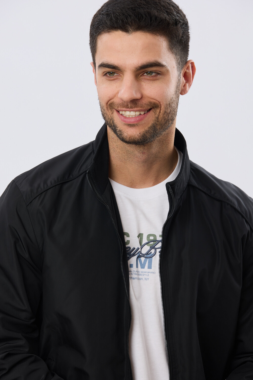 CAMPERA LIVIANA DE NYLON Negro
