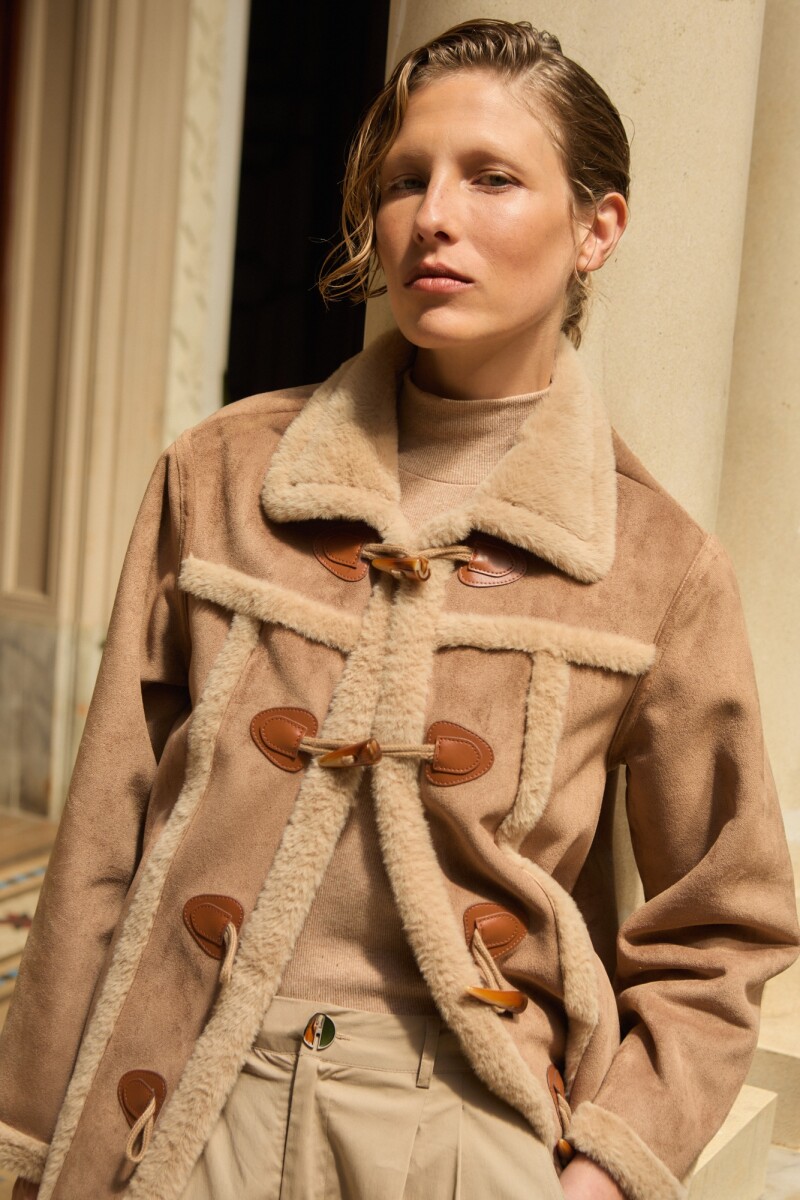 Abrigo simil gamuza alamares - tostado 