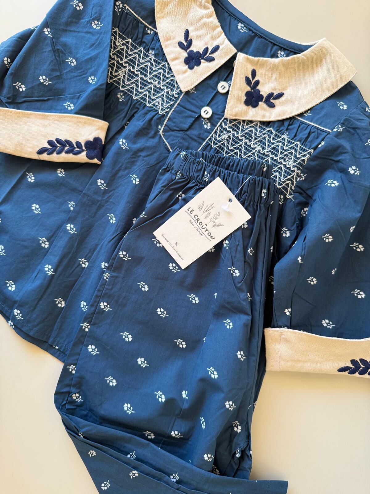 Conjunto de tela Liviana Bordado con Pantalón Conjunto de tela Liviana Bordado con Pantalón