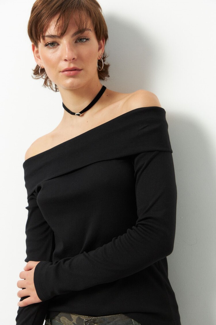 REMERA CORINO Negro