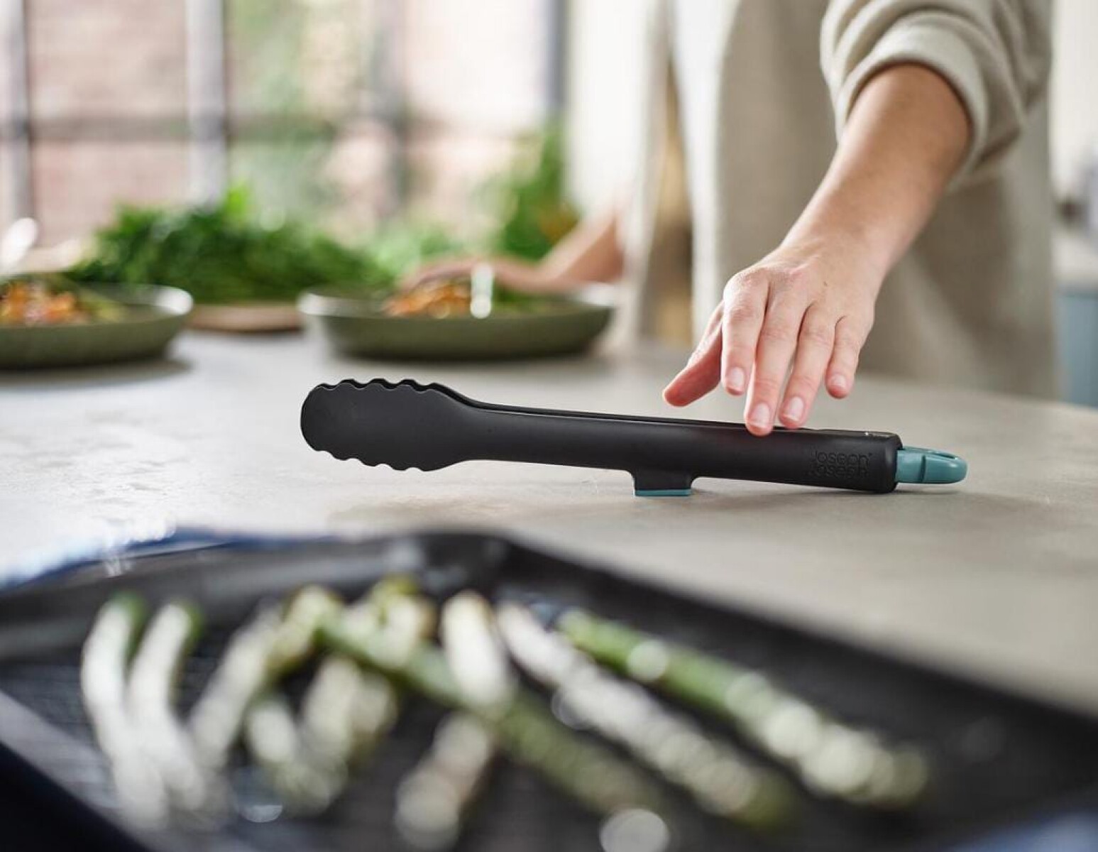 Pinza Joseph Joseph Duo con Apoyo Integrado – Dark Opal 