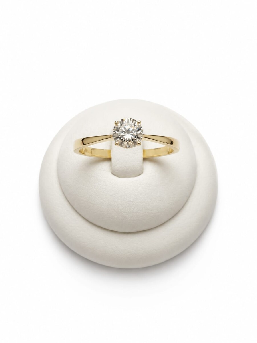 Anillo solitario con zirconia al centro 