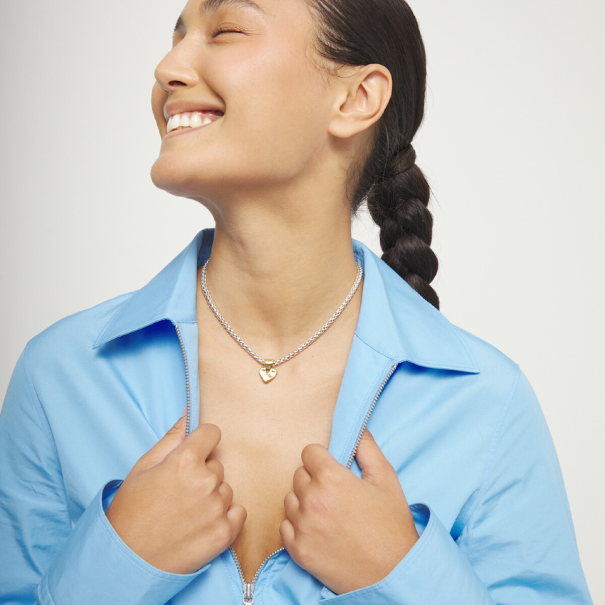 COLLAR DE ALEACIÓN DE METALES BAÑADO EN PLATA DE LEY CON DETALLE DE CORAZÓN BAÑADO EN ORO 18K - Colgante 