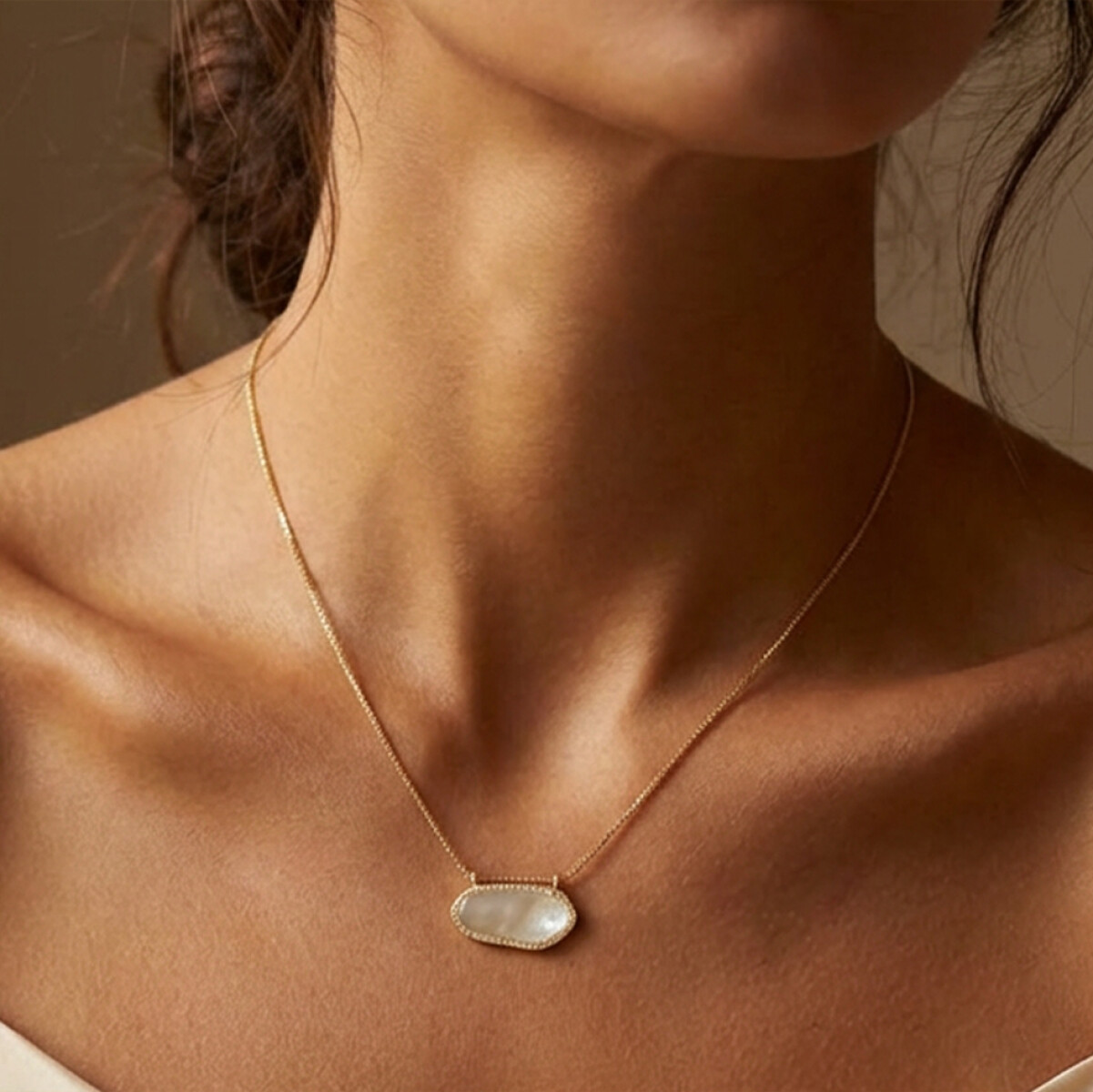 Collar Esencia en oro 18k con nácar y brillantes 