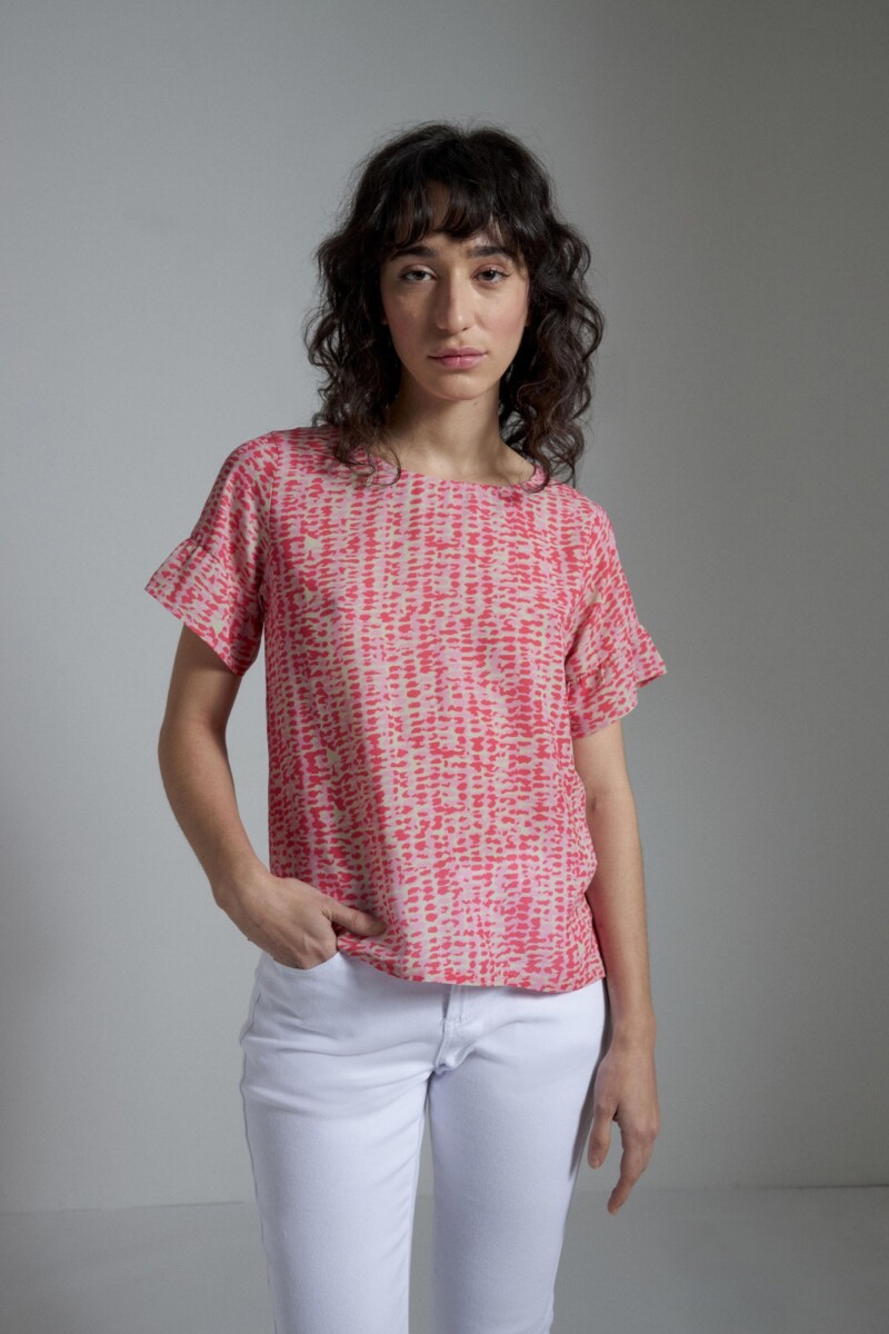 Blusa estampada con volado fucsia