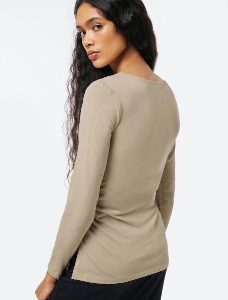 BLUSA DE MANGA LARGA CON ELASTANO BEIGE OSCURO
