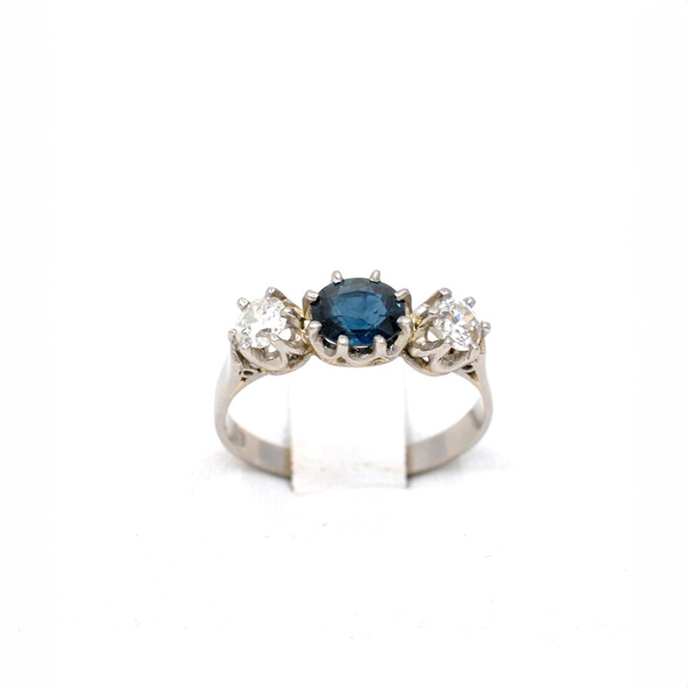 Anillo Estilo Antiguo En Platino Con Brillantes Laterales Y Zafiro Central Anillo Estilo Antiguo En Platino Con Brillantes Laterales Y Zafiro Central