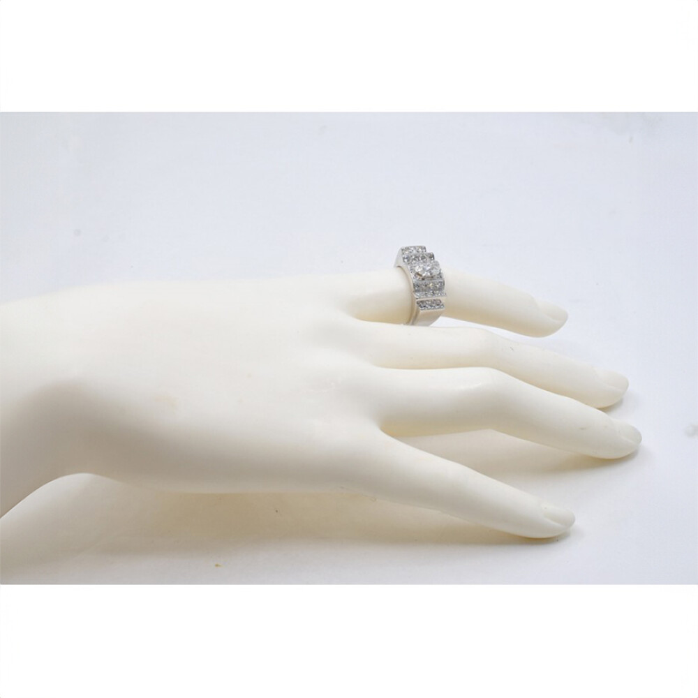 Anillo En Platino Con Importante Brillante Central Navette Anillo En Platino Con Importante Brillante Central Navette