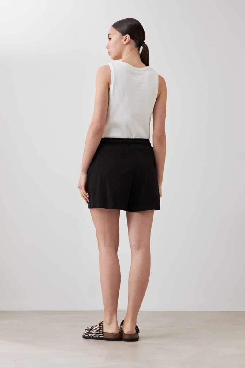 Short con bolsillos laterales negro