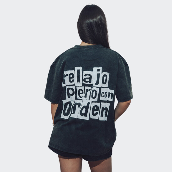 Remera Relajo NewsPaper Negro