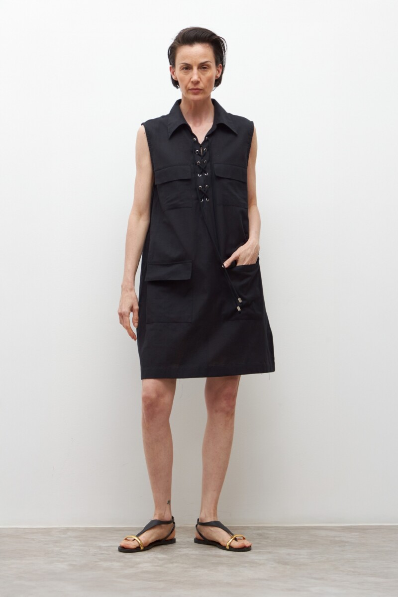 Vestido con ojalillos y bolsillos delanteros negro