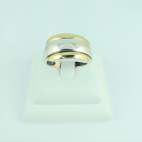 Anillo de plata 925 con doublé en oro 18 ktes. Medidas: diámetro interno 17 mm, ancho superior 1 cm. Anillo de plata 925 con doublé en oro 18 ktes. Medidas: diámetro interno 17 mm, ancho superior 1 cm.
