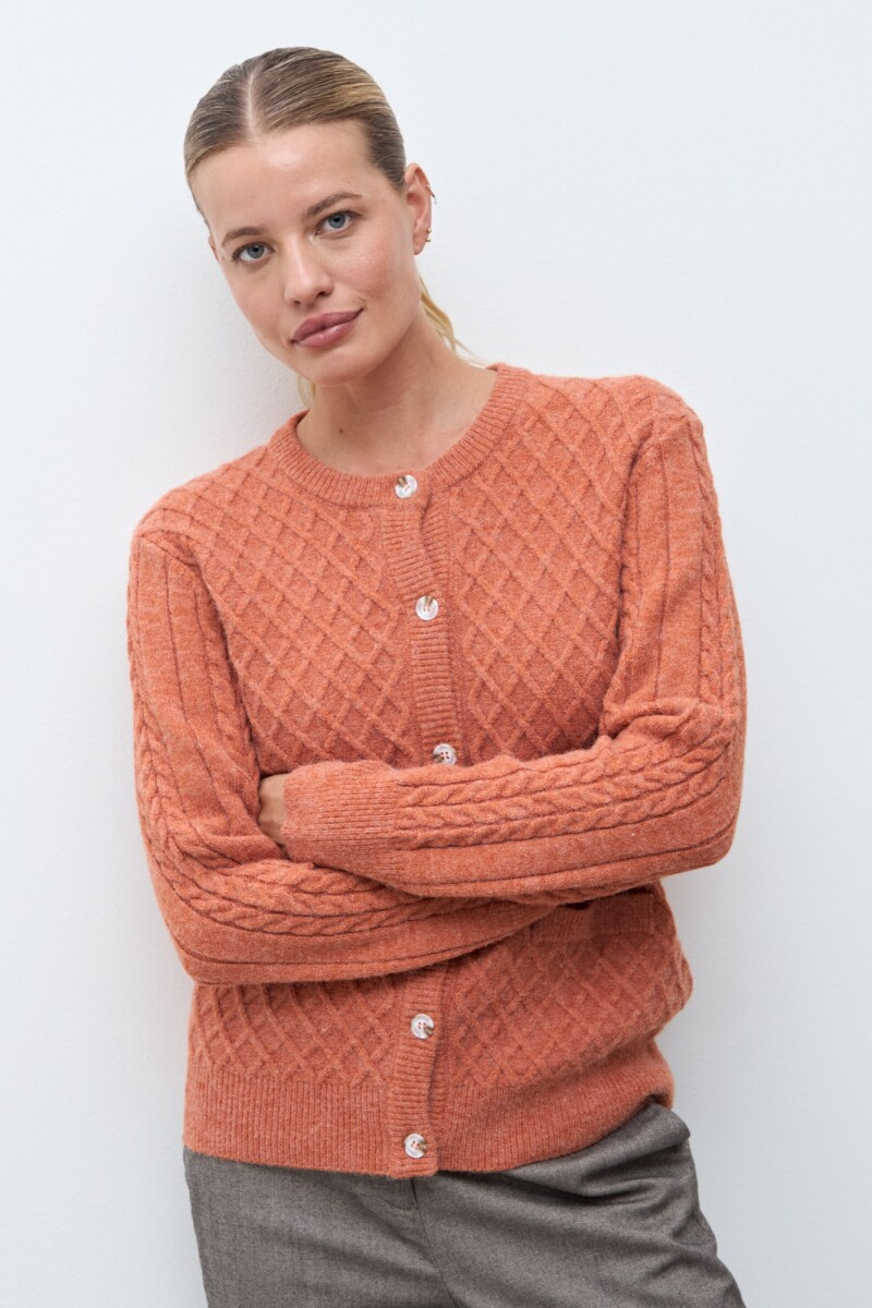 Cardigan estructuras rombos lacre