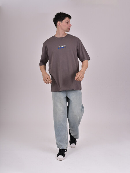 REMERA DEN PRINT GRIS OSCURO