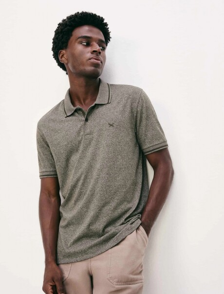 POLO MASCULINA BÁSICA EN TELA TEXTURIZADA GRIS