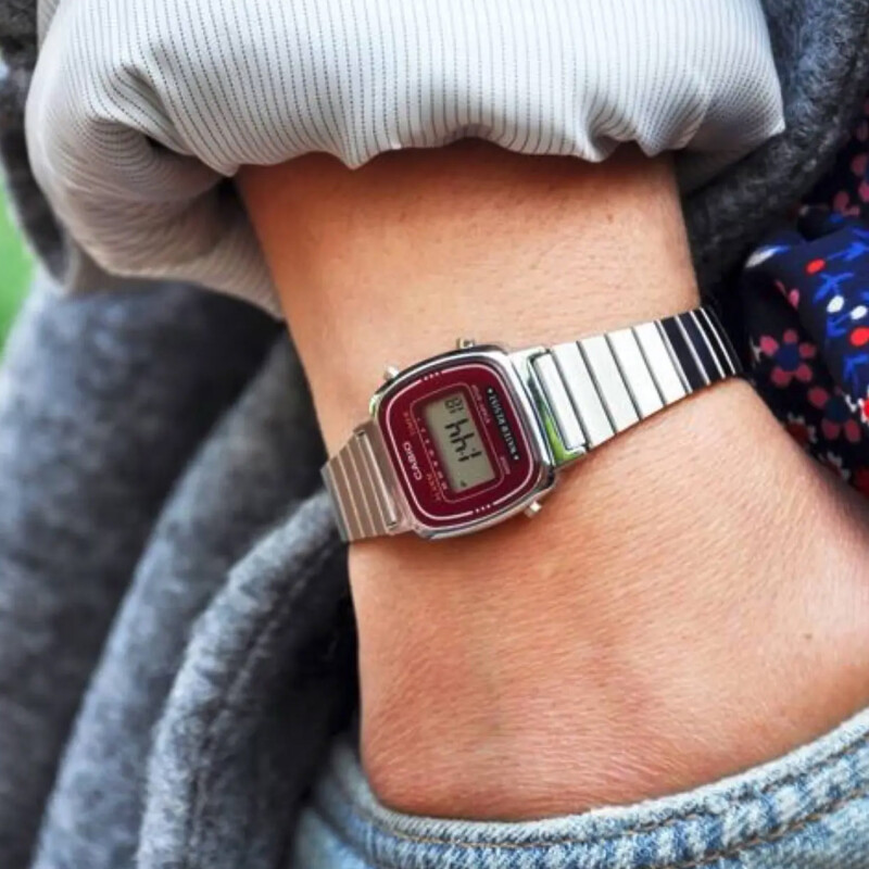 Reloj Digital para Mujer Casio LA670WA Resistente al Agua Rojo