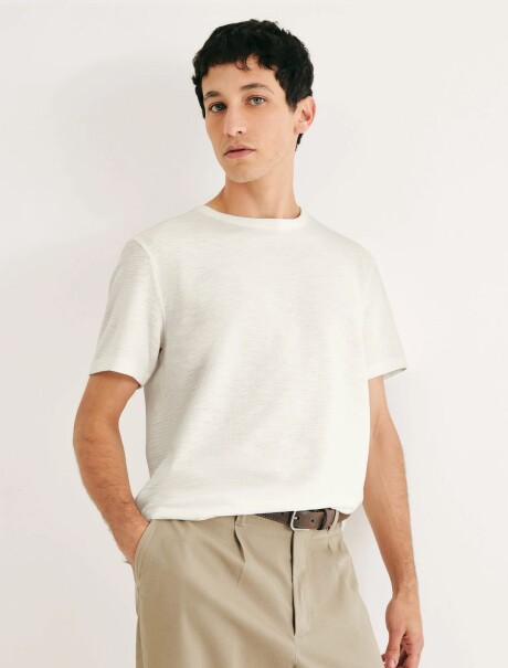CAMISETA EN TELA TEXTURIZADA MODELO REGULAR BEIGE