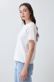 Remera con broderie blanco