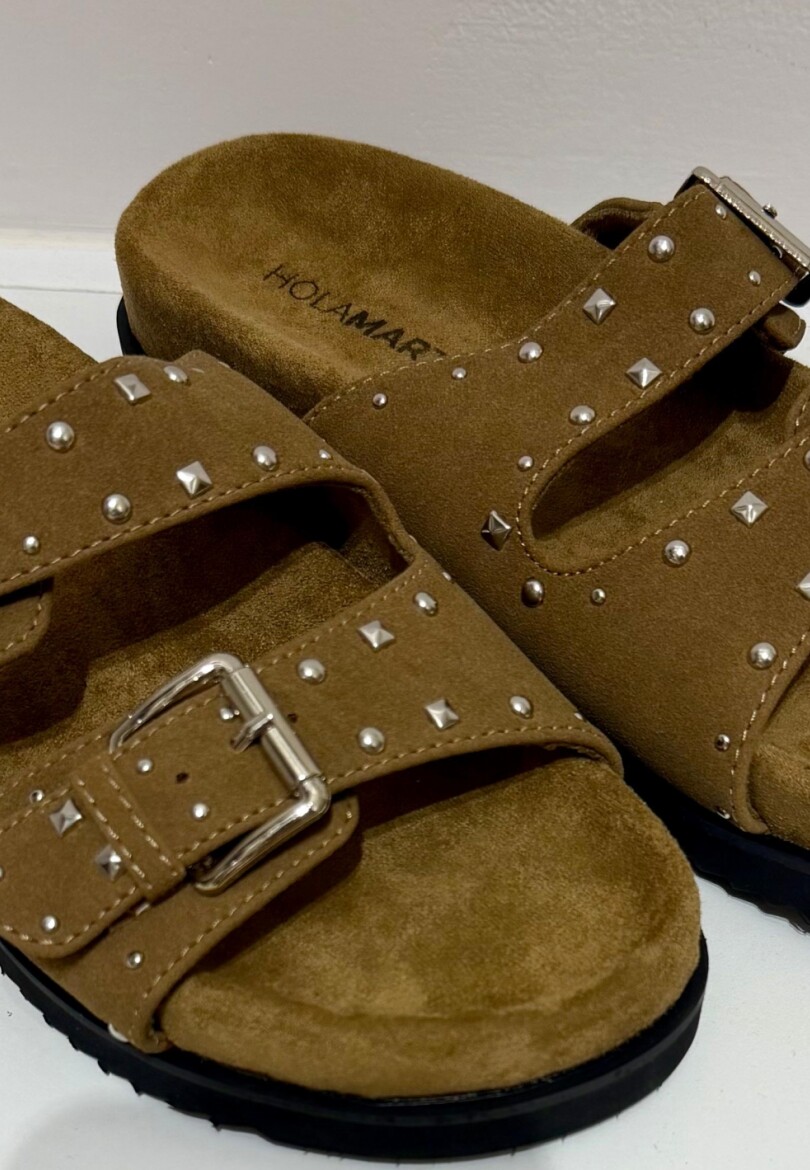 SANDALIA TIRAS TACHAS Camel