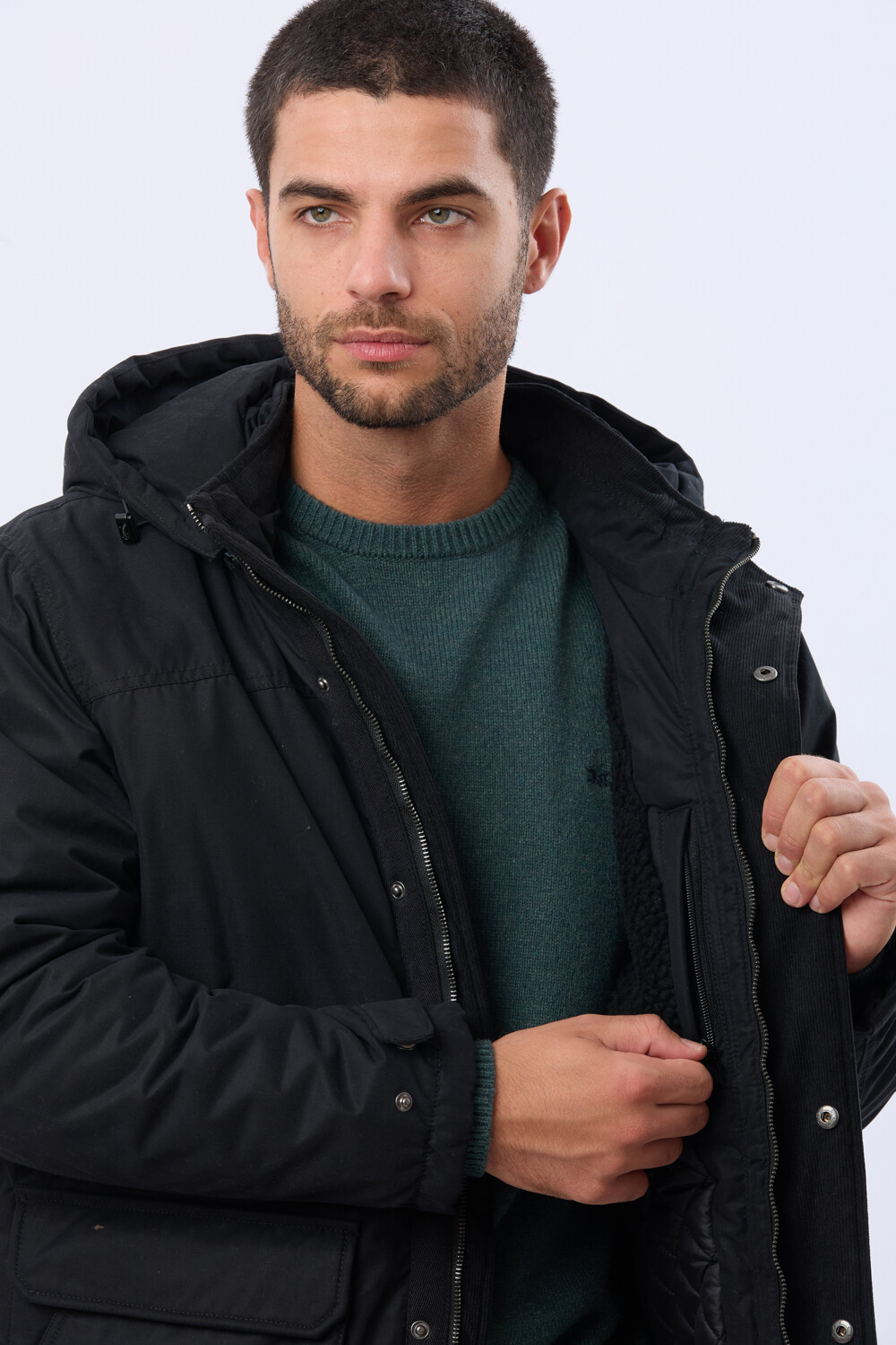 CAMPERA CON CAPUCHA DESMONTABLE Negro