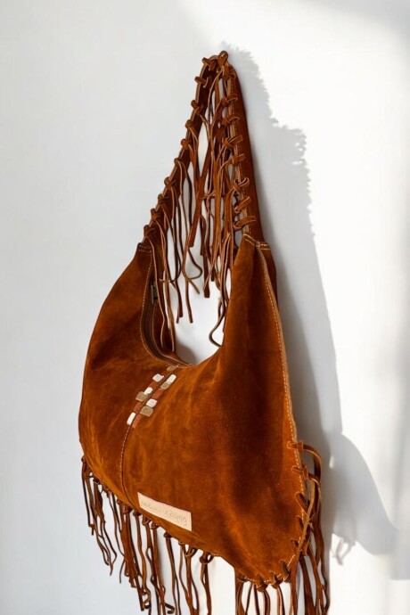 Cartera Alaska En Gamuza Con Flecos Linea Urbana Color Óxido Con Arte