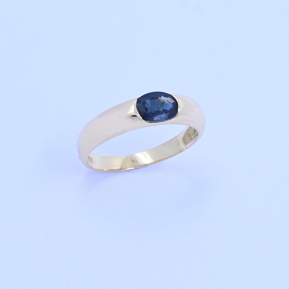 Anillo oro 18k y zafiro oval. Anillo oro 18k y zafiro oval.