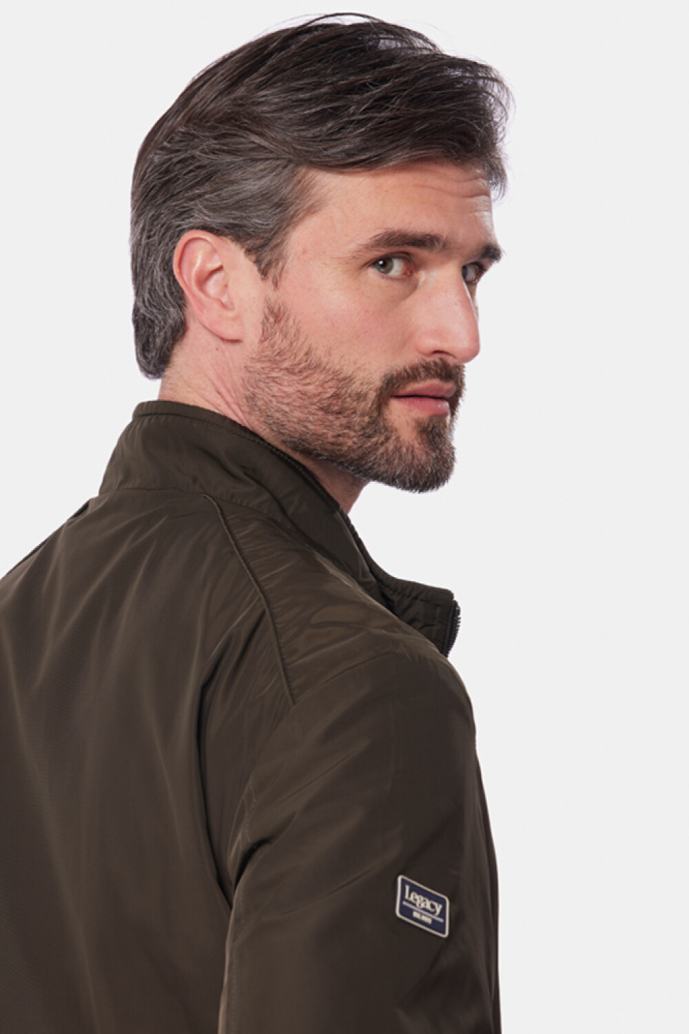 CAMPERA LIVIANA CON PUÑOS Verde