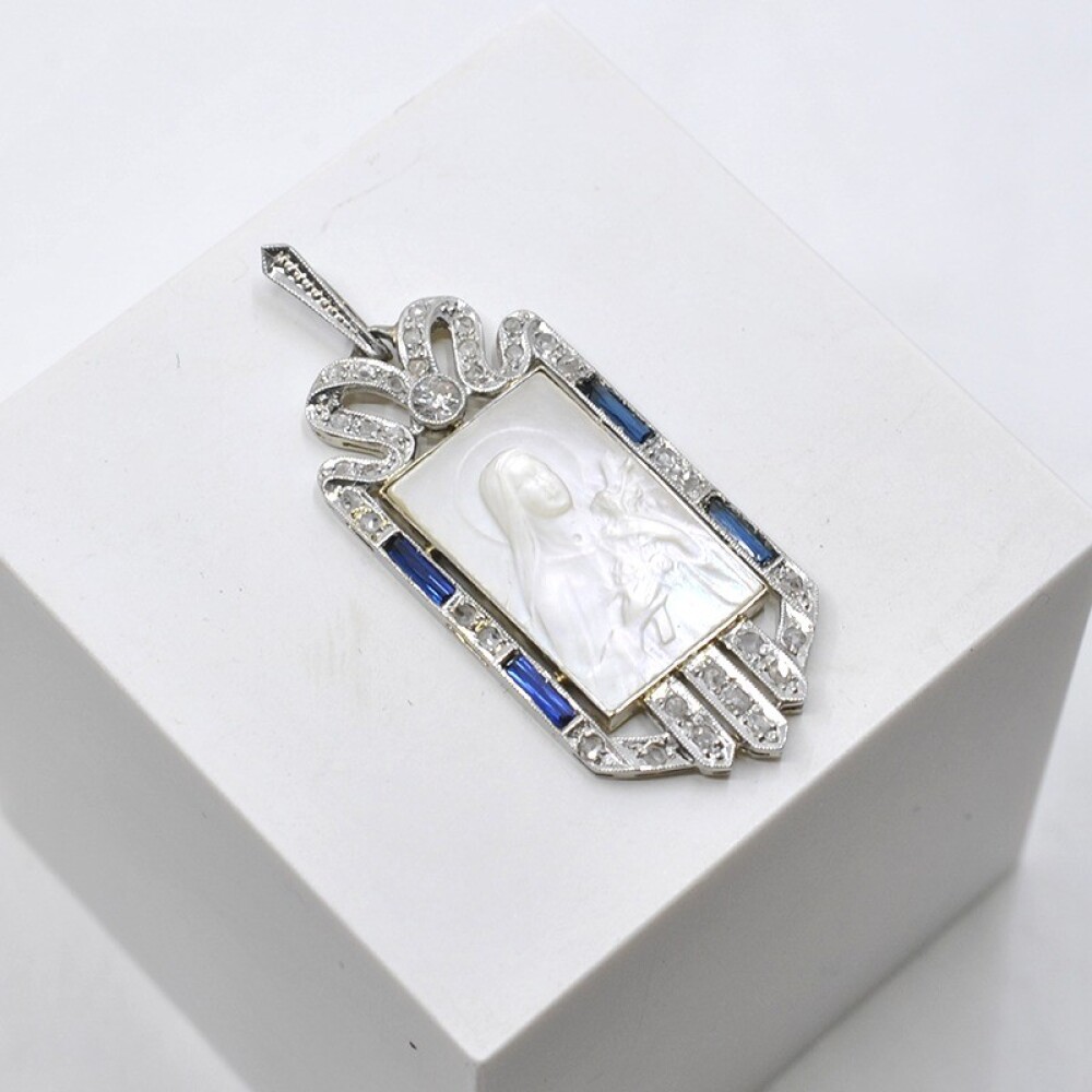 Medalla En Oro 18 Con Imagen De La Virgen En Madre Perla, Brillante, Diamantes Y Zafiros Sinteticos Medalla En Oro 18 Con Imagen De La Virgen En Madre Perla, Brillante, Diamantes Y Zafiros Sinteticos