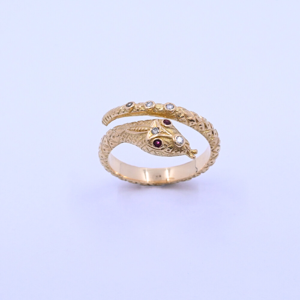 Anillo oro 18k brillantes y rubíes serpiente con punzones. Anillo oro 18k brillantes y rubíes serpiente con punzones.