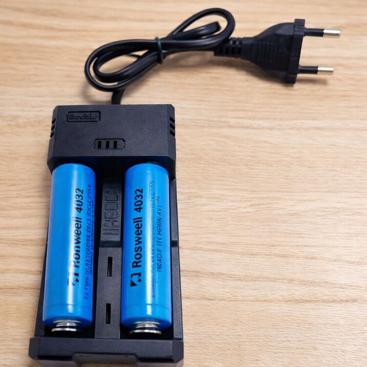 Cargador + 2 Baterias 18650 de 1200Mah Cargador + 2 Baterias 18650 de 1200Mah