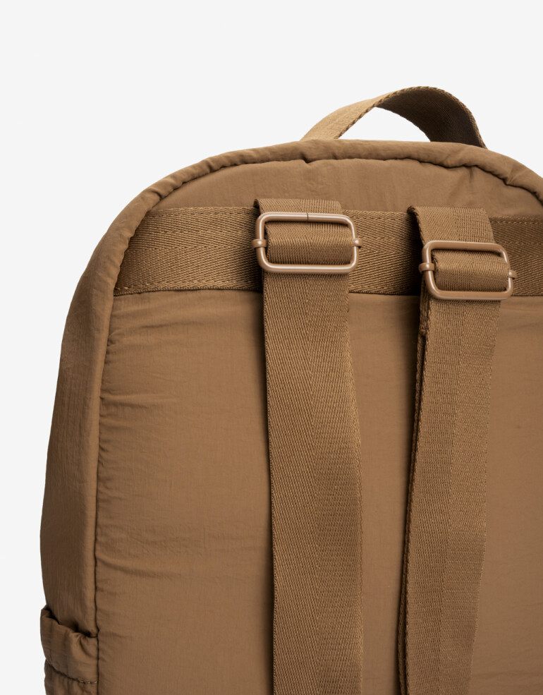Mochilas Urbanas Nylon Mochila Con Bolsillo Delantero Y Laterales. - Marron Beige