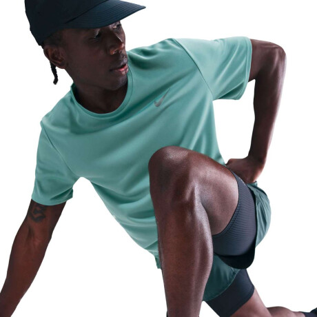 Remera Nike Dri-Fit Uv Miler Manga Corta de Hombre Multicolor