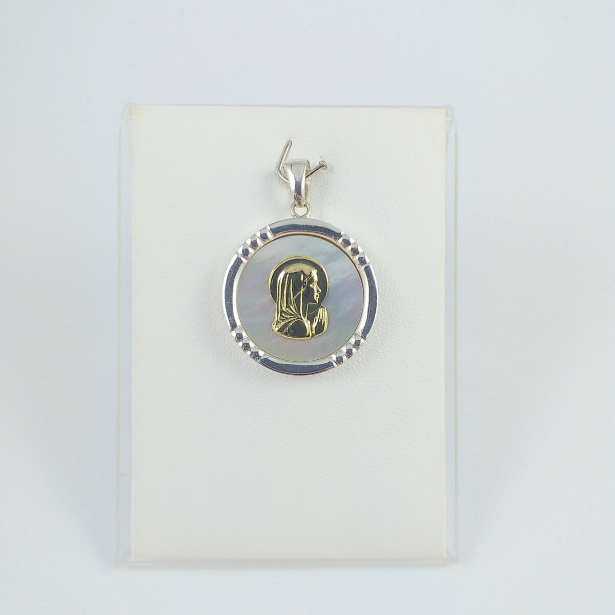 Medalla religiosa de plata 925 con detalles de double oro 18Ktes, Virgen Niña con manto, piedra de nácar, diámetro 22mm. 
