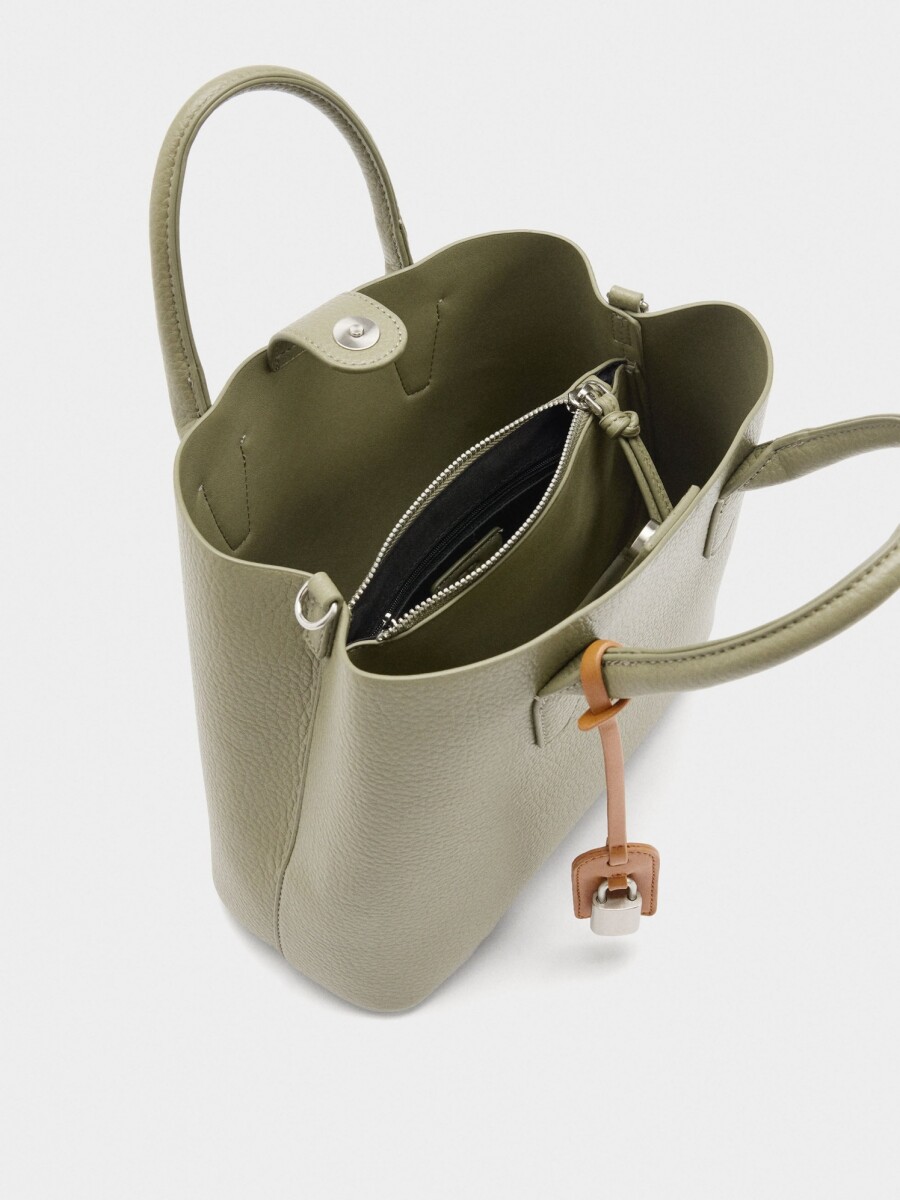 Bolso Tote Con Textura Y Colgante caqui