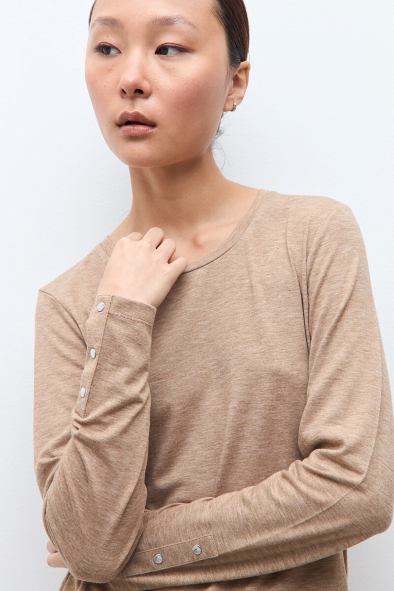 Remera con botones en puños tostado melange