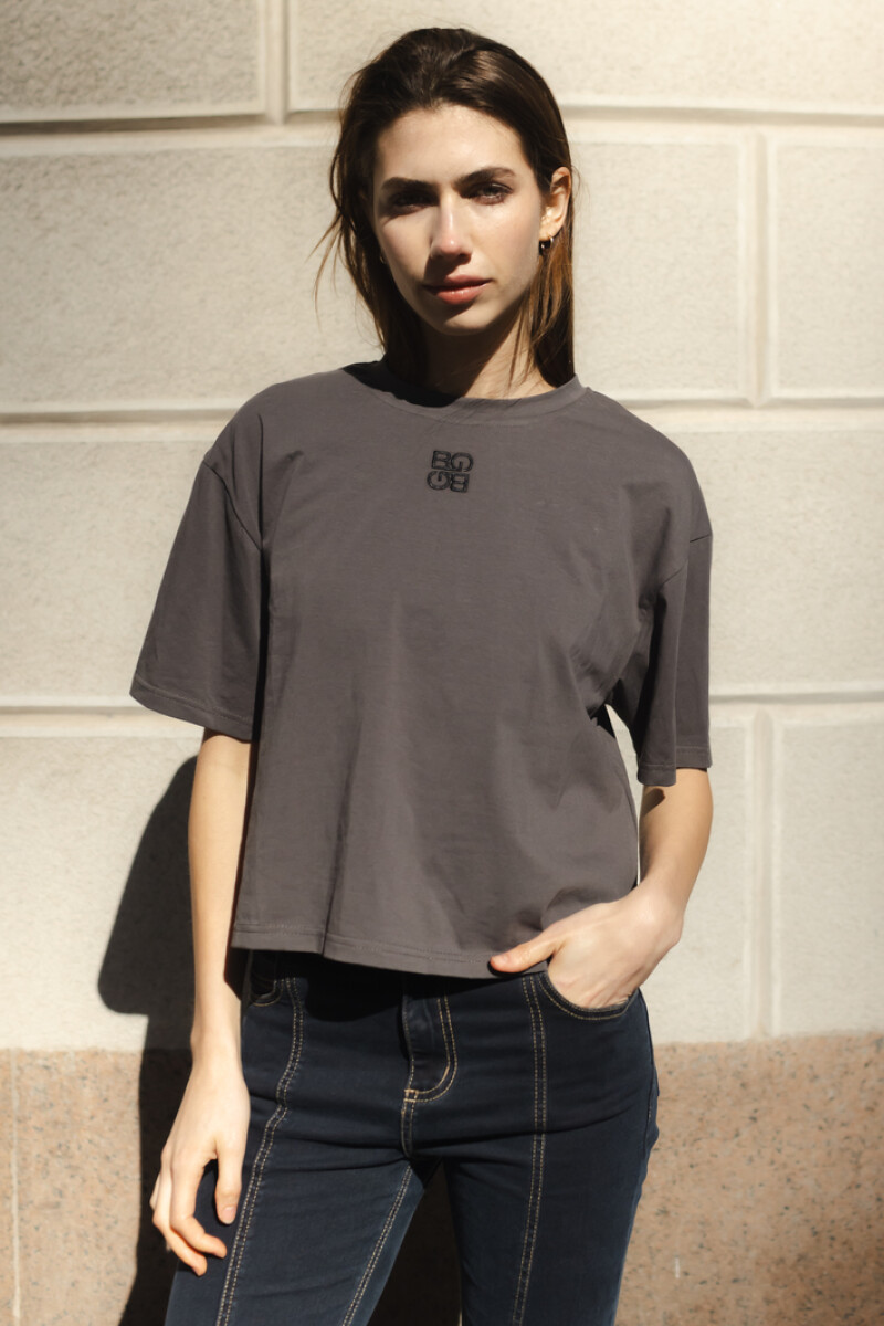 Remera Tag Gris